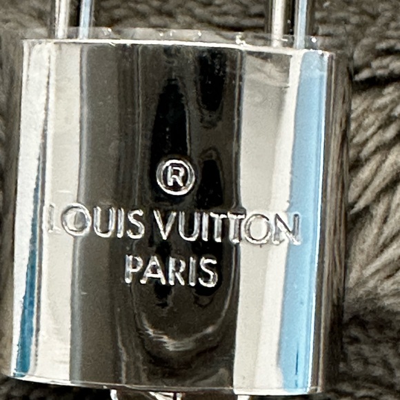 RARE silver Louis Vuitton lock and 2 keys - Picture 5 of 6